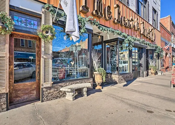 Walk To Shops & Restaurants: Dtwn Condo!
