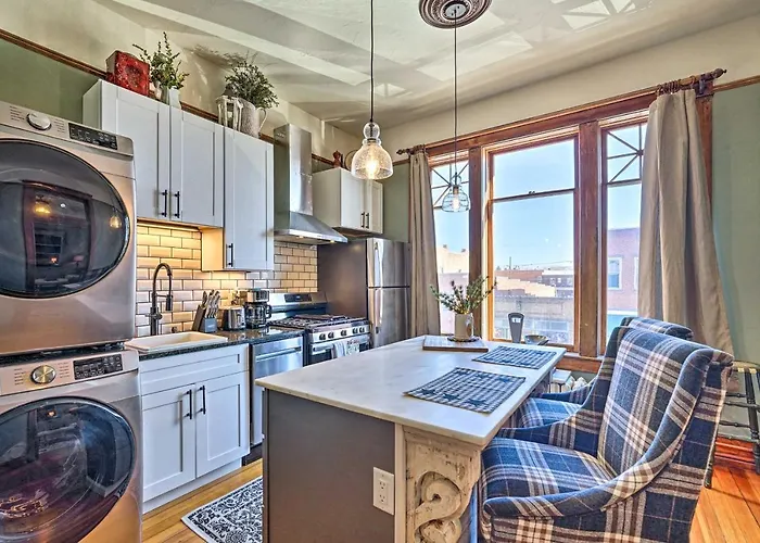 Walk To Shops & Restaurants: Dtwn Condo! Holiday home *