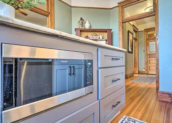 Walk To Shops & Restaurants: Dtwn Condo!