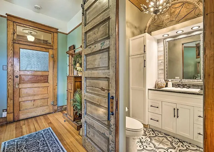 Walk To Shops & Restaurants: Dtwn Condo! Holiday home