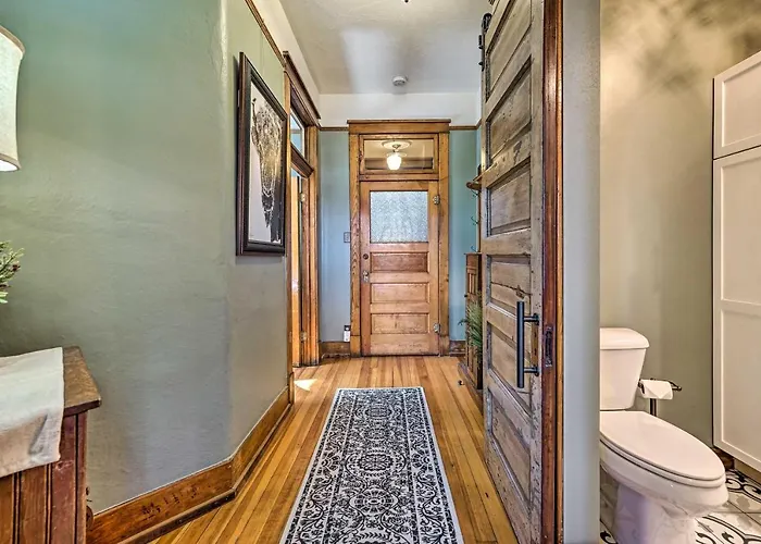 Holiday home Walk To Shops & Restaurants: Dtwn Condo! *