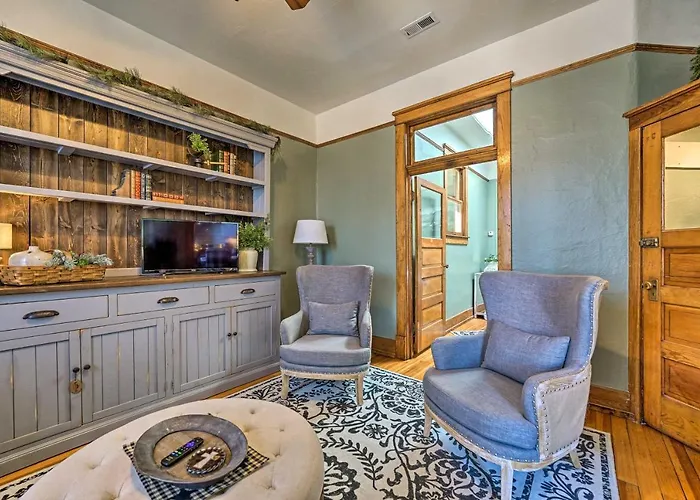 Walk To Shops & Restaurants: Dtwn Condo!