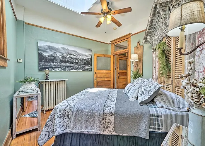 Walk To Shops & Restaurants: Dtwn Condo! Holiday home *