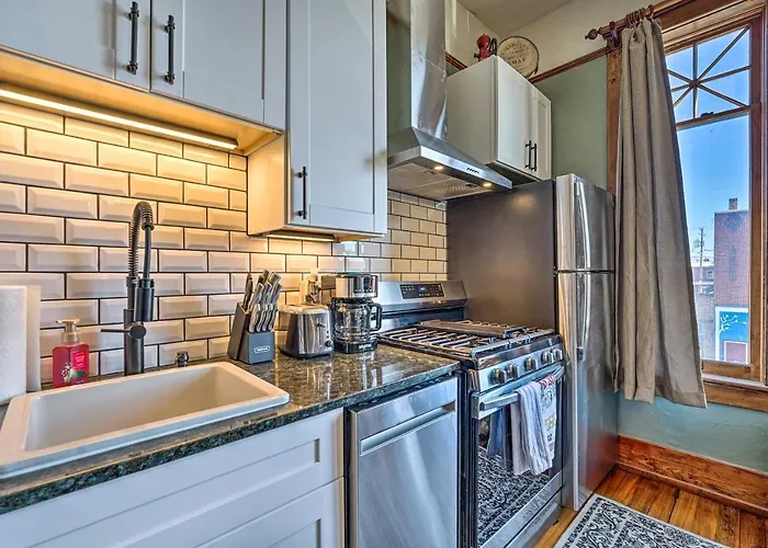 Walk To Shops & Restaurants: Dtwn Condo! *