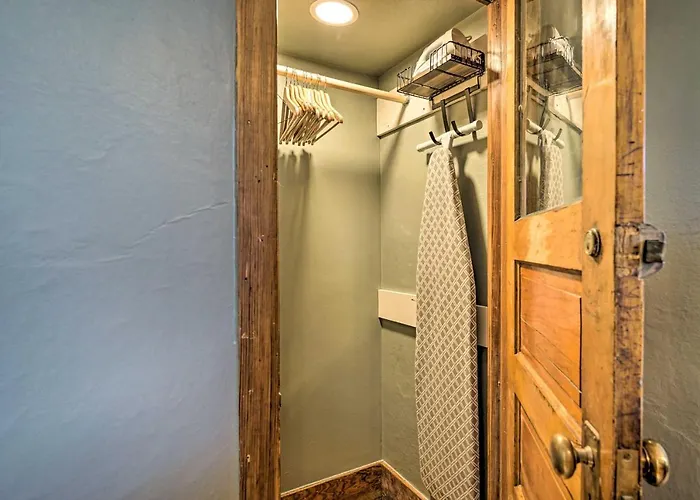 Holiday home Walk To Shops & Restaurants: Dtwn Condo!