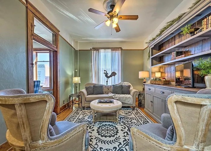 Walk To Shops & Restaurants: Dtwn Condo! *