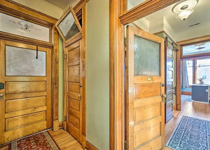 Holiday home Walk To Shops & Restaurants: Dtwn Condo!