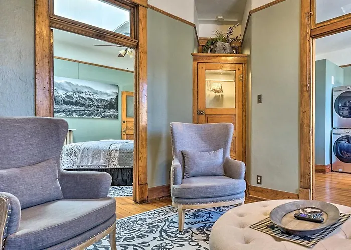Walk To Shops & Restaurants: Dtwn Condo! *